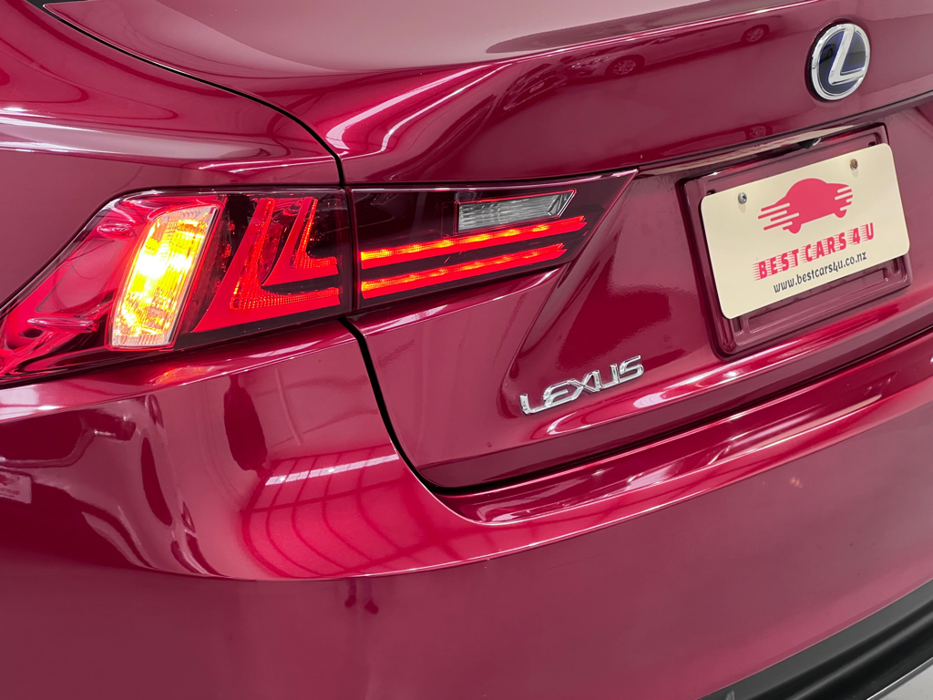 2014 Lexus is300h