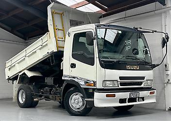 235,801 Km, Truck - Tip Truck, 7160 cc, Diesel engine, Manual