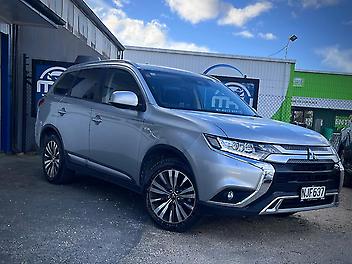 110,000 Km, Station Wagon, 2360 cc, Petrol engine, Automatic