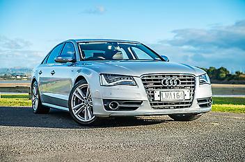 156,908 Km, Sedan, 3993 cc, Petrol engine, Automatic