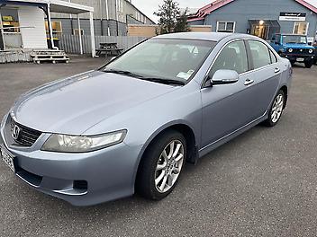 175,342 Km, Saloon, 2354 cc, Petrol engine, Auto