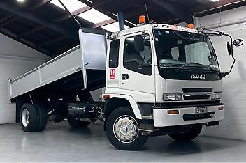 235,686 Km, Truck - Tip Truck, 7790 cc,  engine, Manual