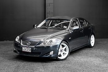 137,000 Km, Sedan, 2500 cc, Petrol engine, Tiptronic