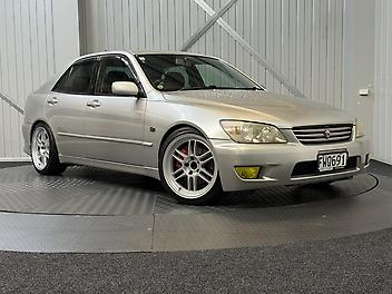 122,000 Km, Sedan, 2000 cc, Petrol engine, Manual