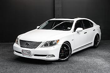 127,000 Km, Sedan, 4608 cc, Petrol engine, Automatic