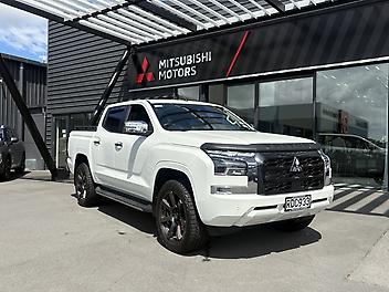 5,800 Km, Utility, 2442150 cc, Diesel engine, 6-gear automatic