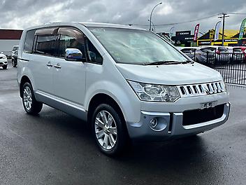 141,823 Km, Van, 2359 cc, Petrol engine, Automatic