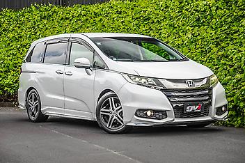 104,615 Km, People Mover, 2400 cc, Petrol engine, Automatic