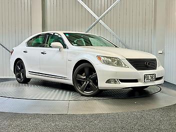 112,800 Km, Sedan, 4600 cc, Petrol engine, Automatic